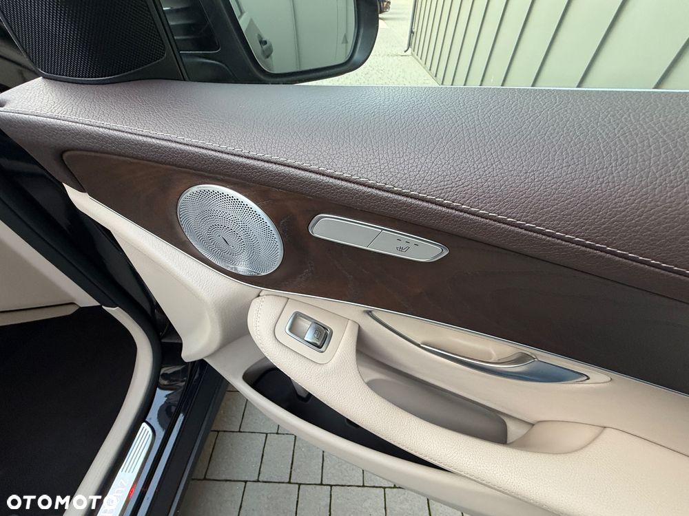 Mercedes-Benz GLC 200 4Matic 9G-TRONIC AMG Line Plus - 35