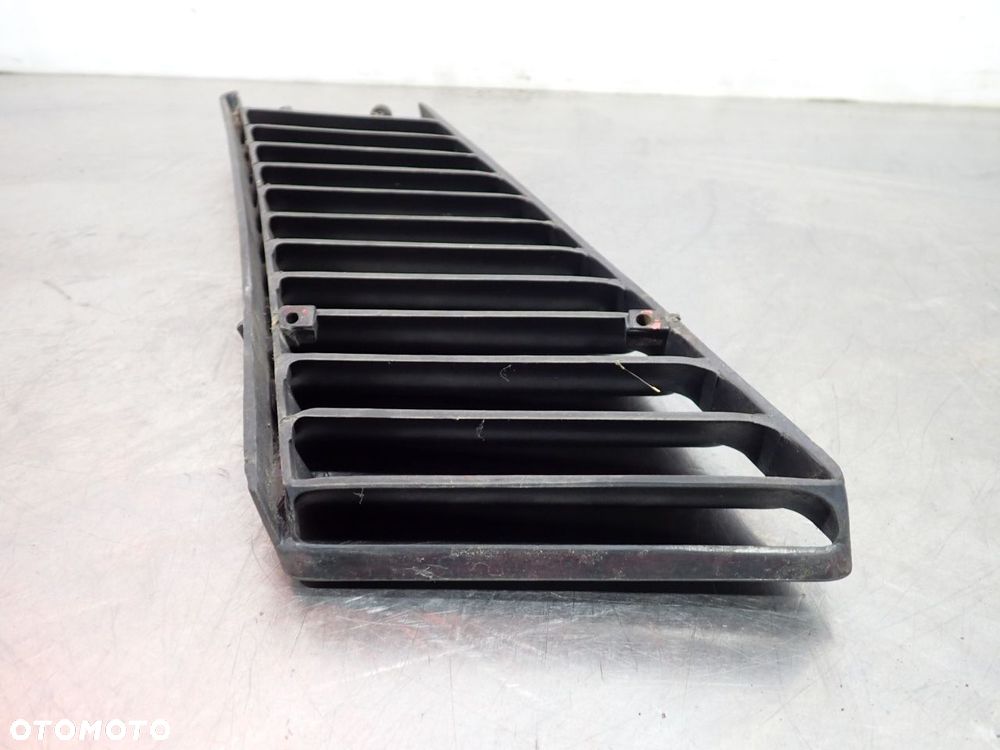 KRATKA WLOT POWIETRZA PRAWY TYŁ VOLKSWAGEN T3 - 5