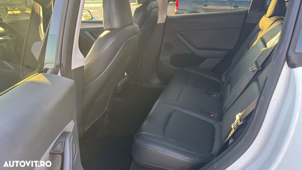 Tesla Model Y - 9