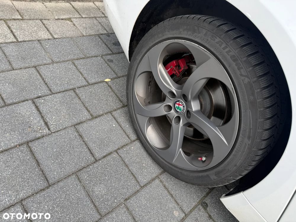 Alfa Romeo Giulia 2.0 Turbo 16V AT8-Q4 Veloce - 18