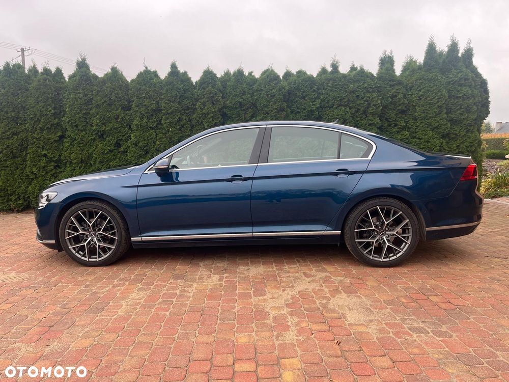 Volkswagen Passat - 1