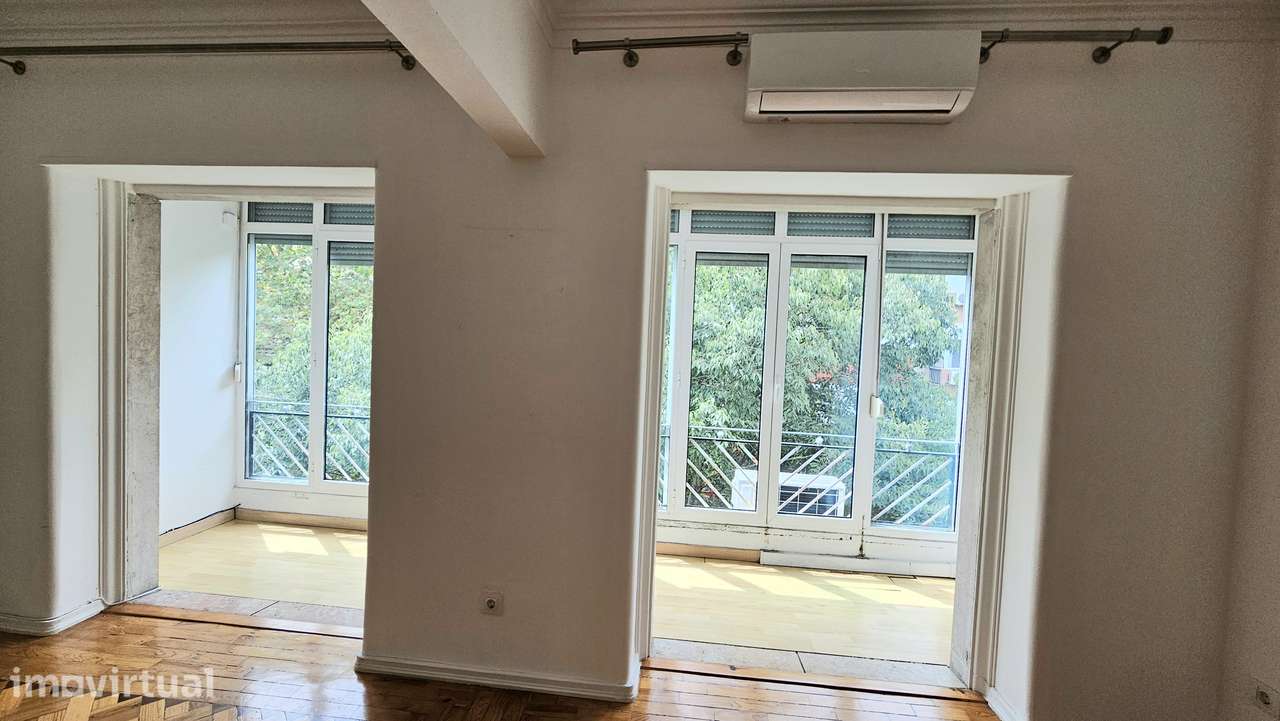 T3 Duplex à Estação de Comboios de Benfica - Av. Gomes Pereira - Grande imagem: 3/23