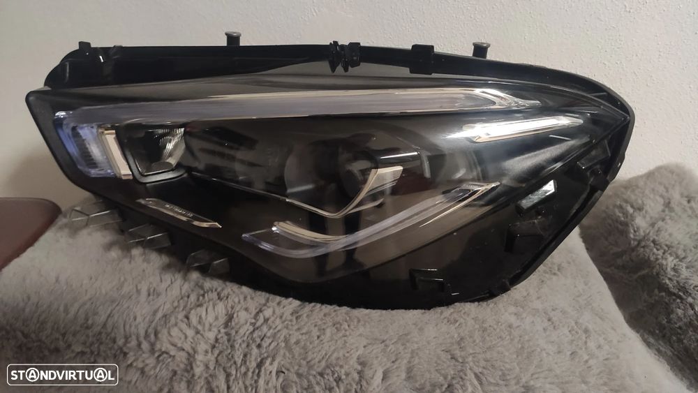 Farol esquerdo led Multibeam CLA W118 - A1189068900 - 5