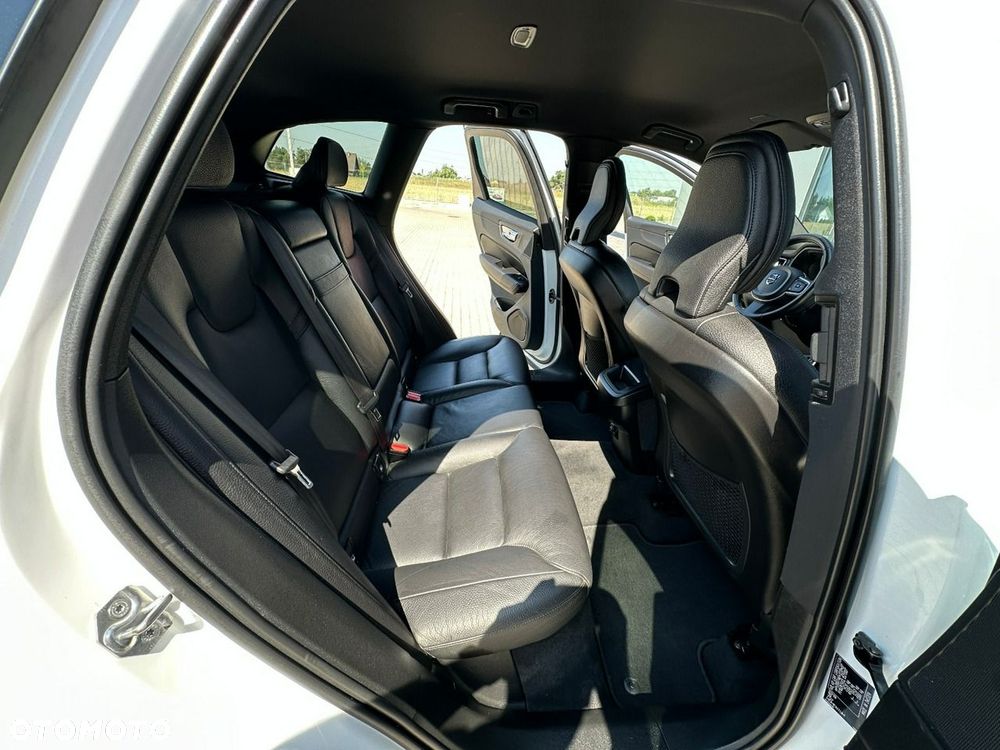 Volvo XC 60 B4 D AWD Geartronic Momentum Pro - 14