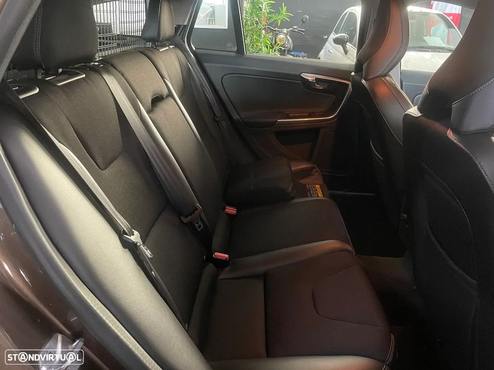 Volvo V60 Cross Country 2.0 D3 Momentum Geartronic - 10
