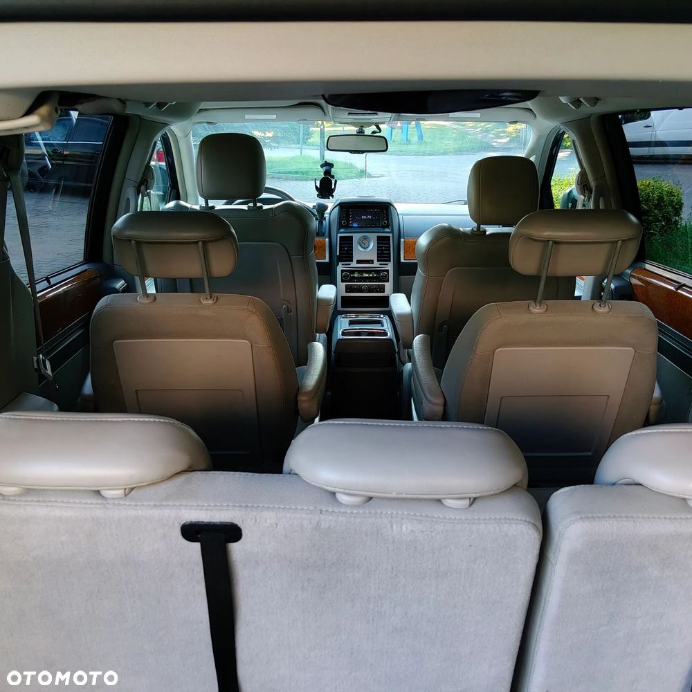 Chrysler Town & Country - 10