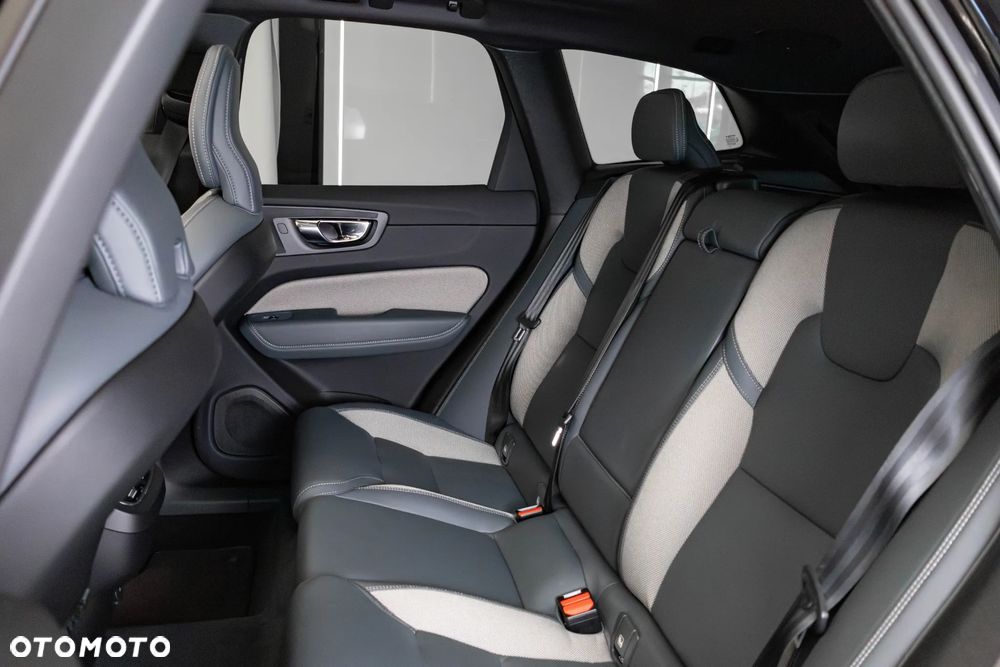 Volvo XC 60 B4 D AWD Plus Dark - 31