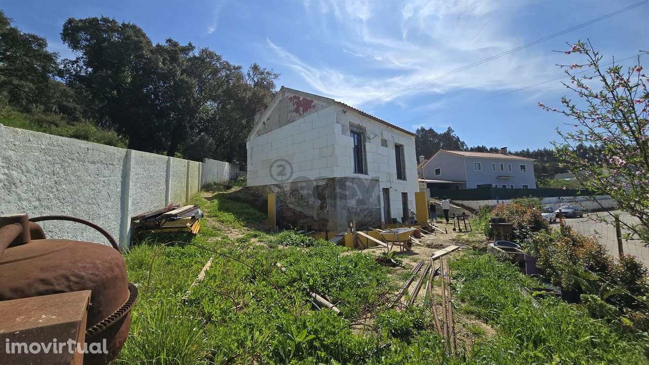 Moradia em remodelação T2+1 em Azueira - Grande imagem: 2/14