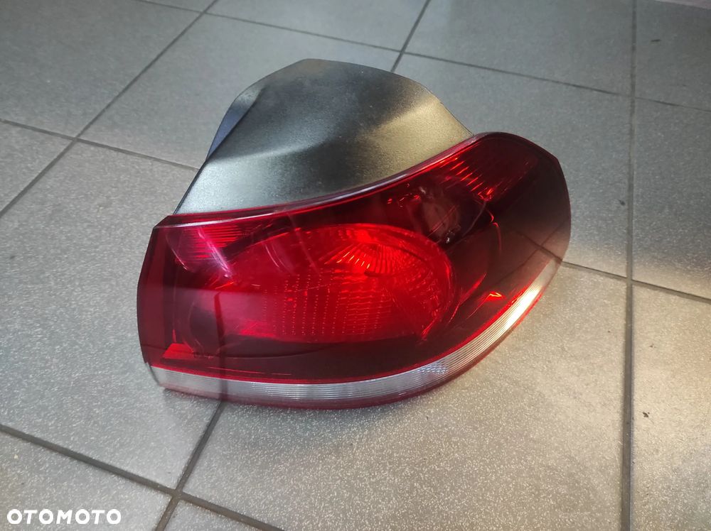 LAMPA TYŁ PRAWY TYLNA PRAWA VW GOLF 6 5K0 EUROPA CIEMNA WYSYŁKA !!!! - 2