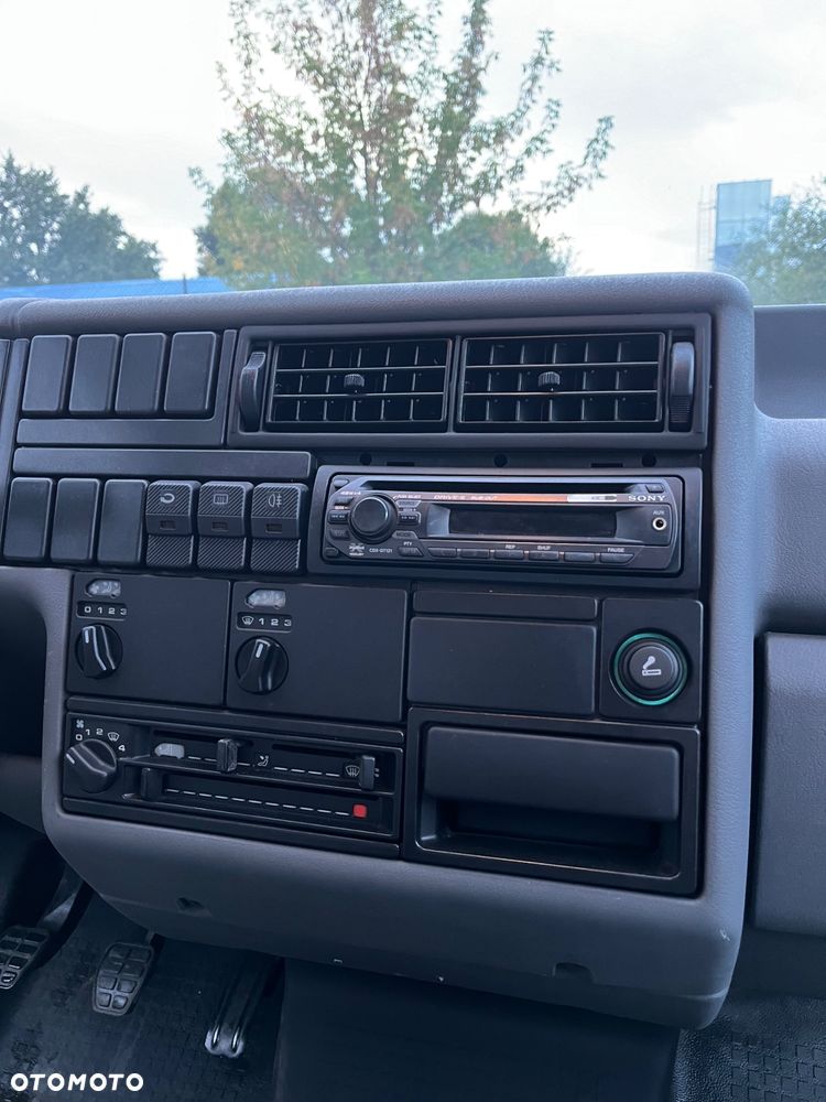 Volkswagen Caravelle - 23