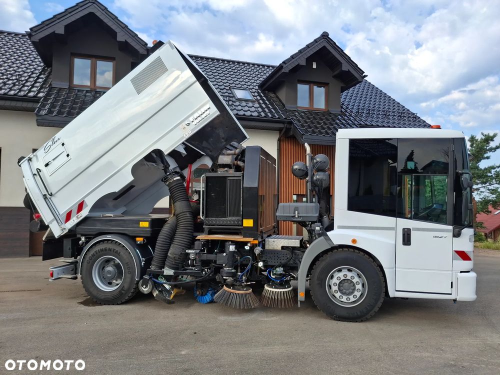 Mercedes-Benz Econic 1827 Zamiatarka FAUN Viajet EURO 6 PM10 Dodatkowy Silnik W Zabudowie Dodatkowa Szczotka Odchwaszczarka Dodatkowy Zbiornik Wody Rura do Liści Studzienek Samochód Jak Nowy 860 km Przebiegu 2023 Rok Zamiatarka Uliczna - 3