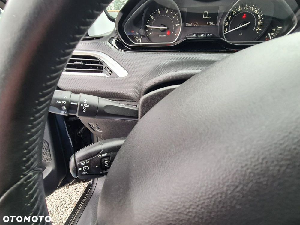 Peugeot 2008 1.2 Pure Tech GPF Signature S&S - 23