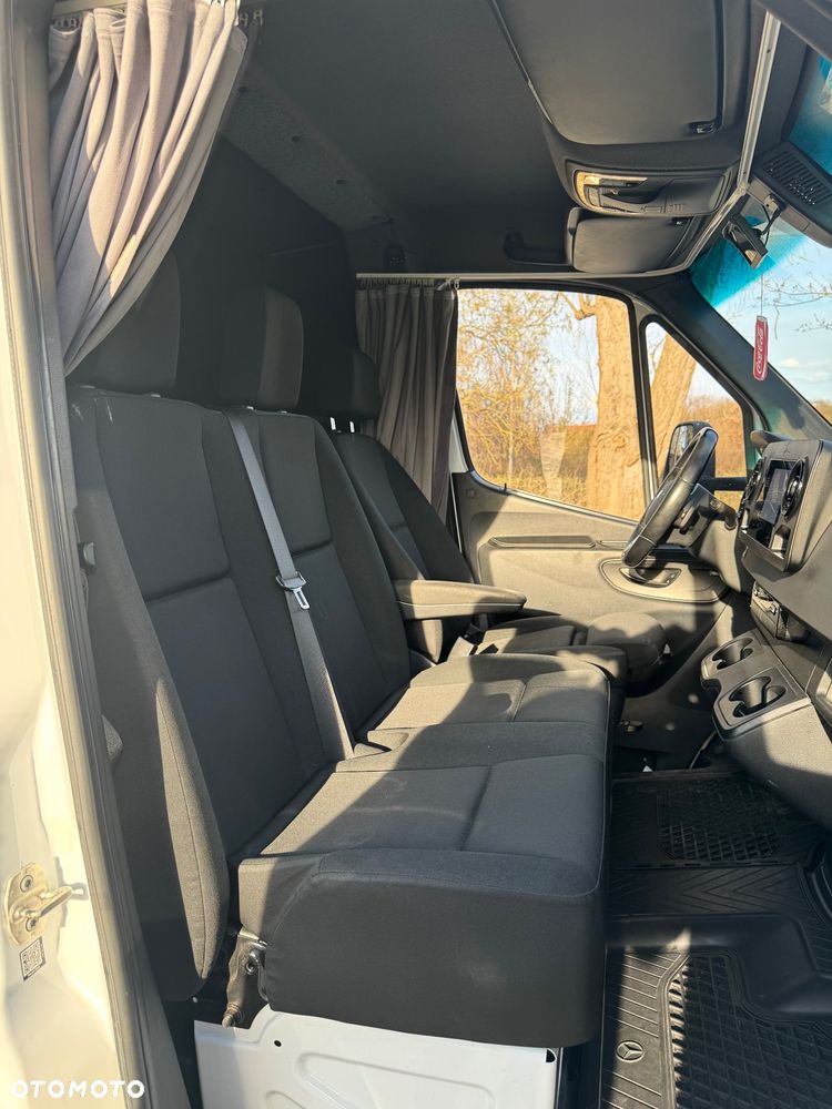 Mercedes-Benz Sprinter 907 - 24