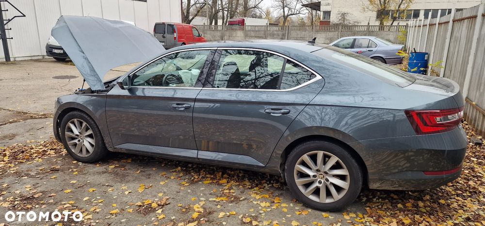 Skoda Superb 2.0 TDI SCR Style DSG - 4