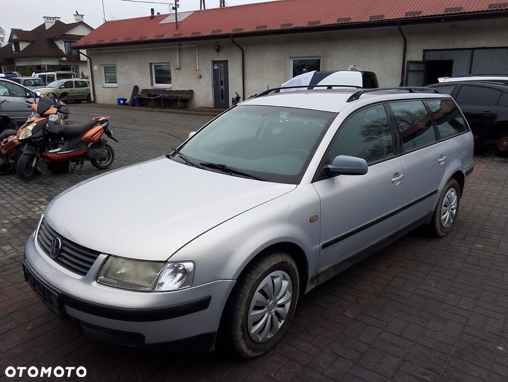 Volkswagen Passat B5 (97-00r.) 1.8 B 125KM. Silnik ADR/APT/ARG Skrzynia DHZ lakier NLB7Z.Cały na części. GWARANCJA !!!  Przód Tył Zestaw Komplet Drzwi Klapa Zderzak Błotnik Maska Grill Atrapa Szyba Pas Lampa Lusterko Boczki Fotel Kanapa Kokpit Deska Rozdzielcza Przełącznik Włącznik Sterownik Przewody Wiązka Instalacja Moduł Komputer Czujnik Listwa Pompa Alternator Wtryski Głowica Rozrusznik Kompresor Sprzęgło Dwumas Silnik Skrzynia ABS Klimatyzacji Paliwa Wspomagania Kolektor Turbina Przepustnica Zawór Chłodnica Koło Hak Belka Sanki Zawieszenie Mcpherson Półoś Amortyzator Wydech Tłumik Zacisk Most - 2