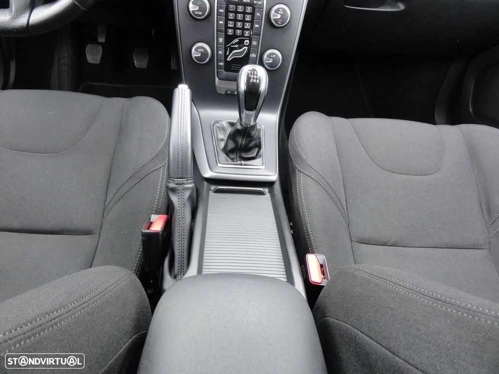 Volvo V40 D2 Momentum - 25