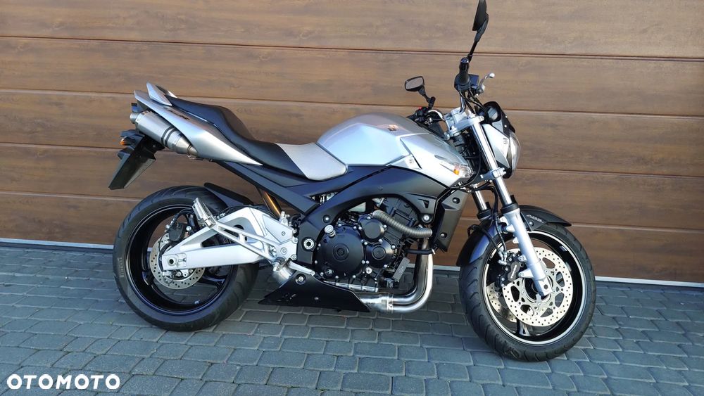 Suzuki GSR - 2