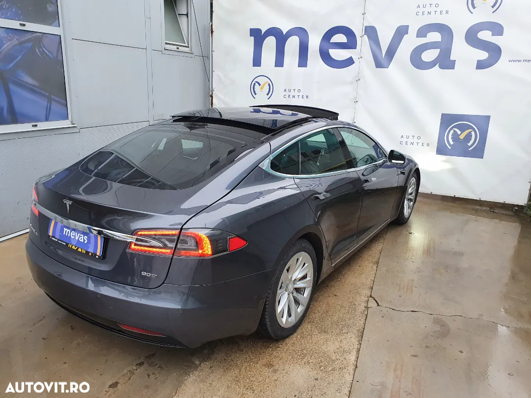 Tesla Model S - 4