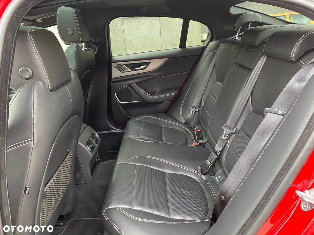 Jaguar XE 2.0 D180 R-Dynamic SE - 7