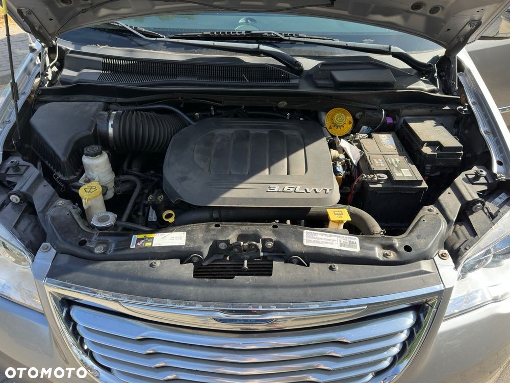 Chrysler Town & Country - 6