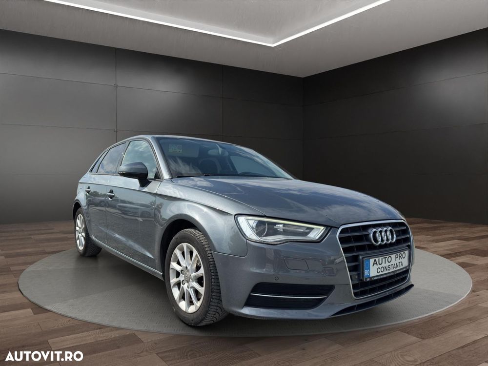 Audi A3 1.6 TDI Sportback S tronic Ambiente - 2