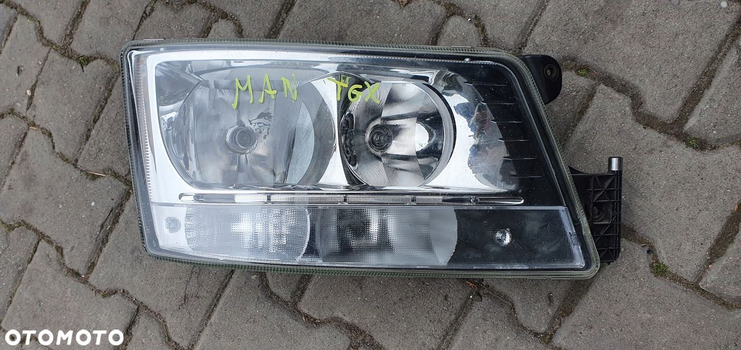 MAN TGX LAMPA PRAWY PRZÓD PRZEDNIA - 1