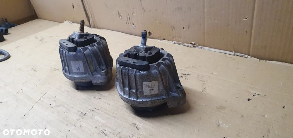 Łapa poduszka silnika prawa lewa BMW I E81 E87 2.0i 13981112 - 5