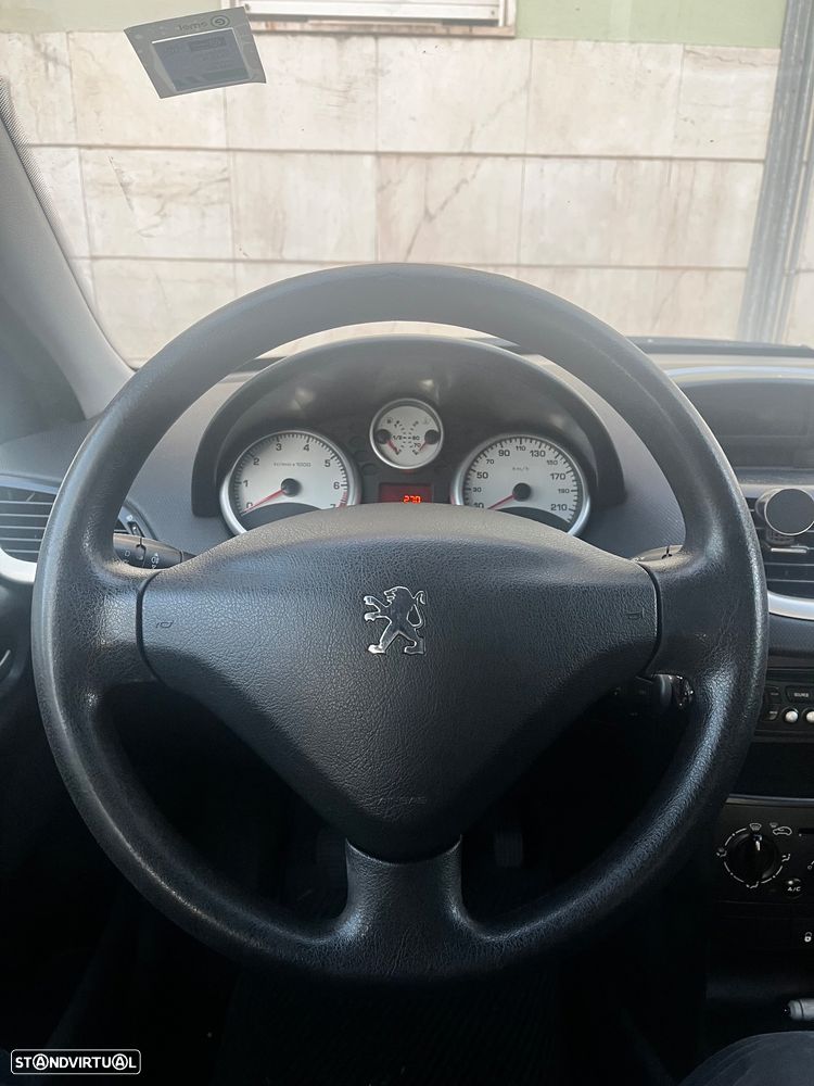 Peugeot 207 1.4 16V Trendy - 10