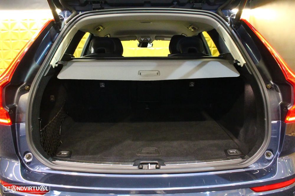 Volvo XC 60 2.0 B4 Momentum Plus Geartronic - 23