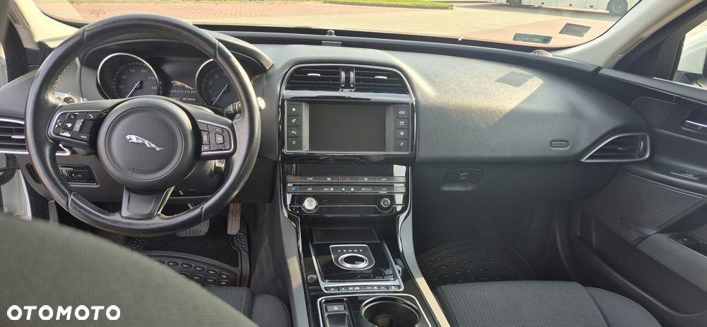 Jaguar XE - 8