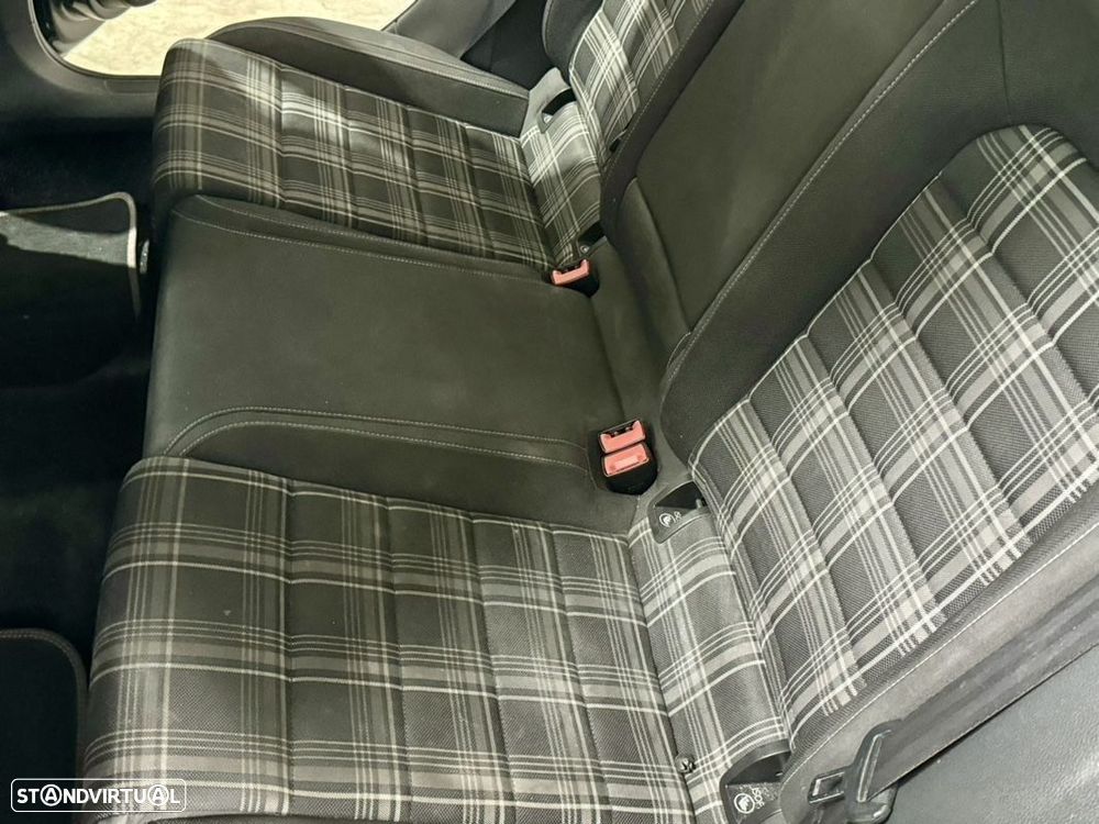 VW Golf 2.0 TDI GTD DSG - 41