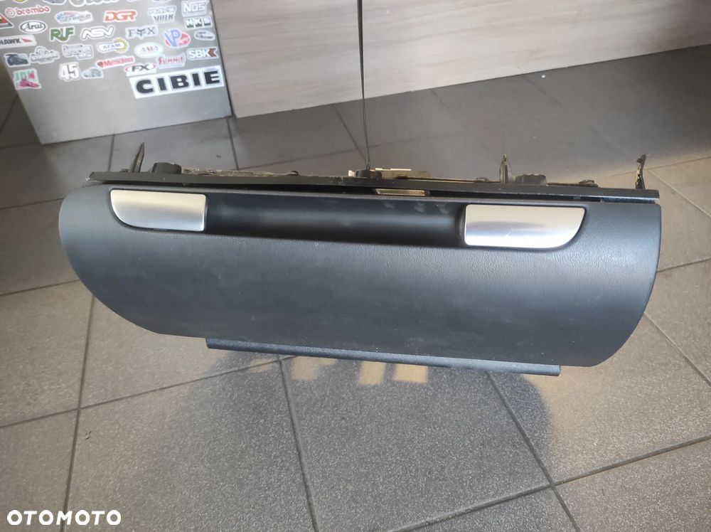 AUDI A3 8P 8P0 SCHOWEK PASAŻERA CZARNY CAŁY WYSYŁKA !!!! - 1