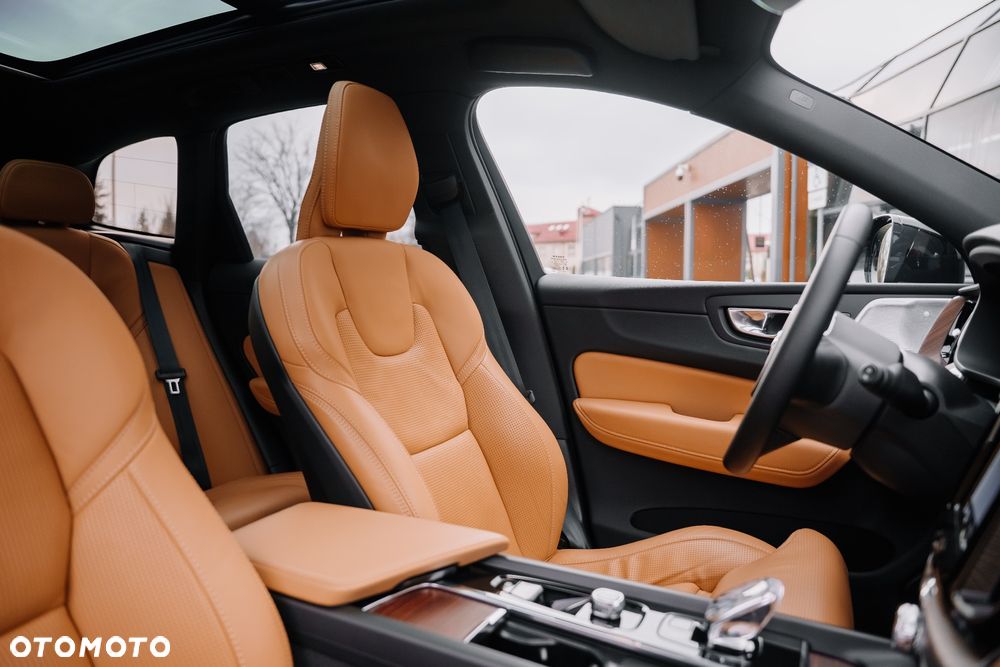 Volvo XC 60 T8 Plug-In Hybrid AWD Ultimate Dark - 21