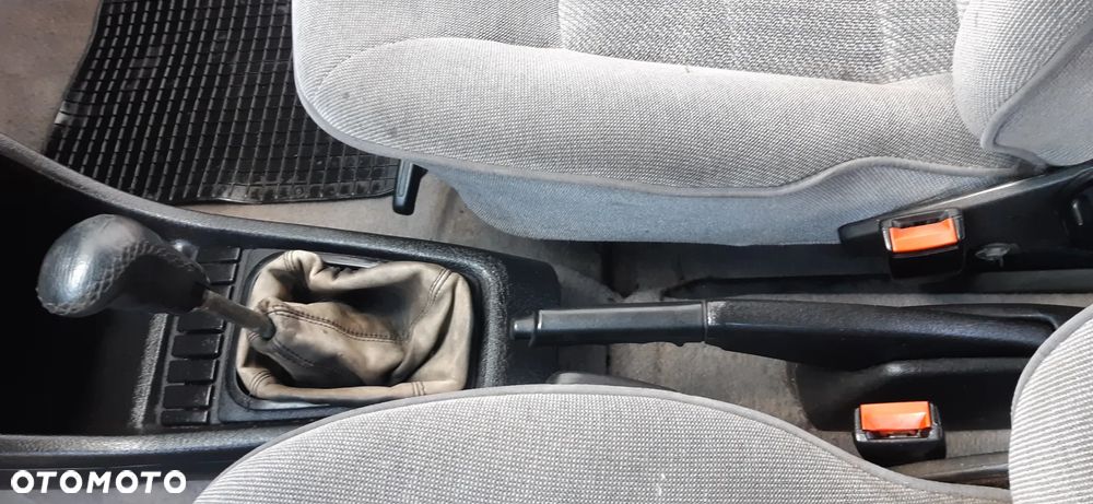 Volkswagen Golf 1.6 - 25
