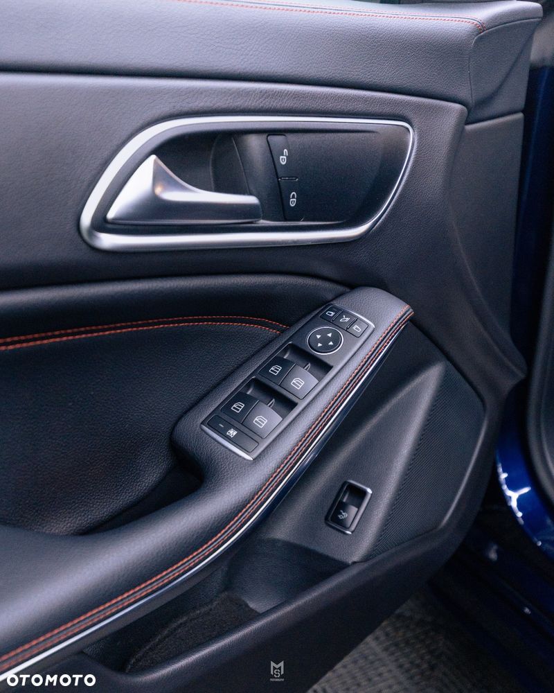 Mercedes-Benz CLA 220 4-Matic AMG Line - 17