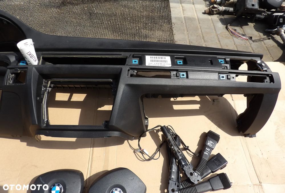 BMW - E90 - DESKA ROZDZIELCZA , KOKPIT , KONSOLA - BEZ NAWIGACJI , POD KUBKI - PODUSZKA KIEROWCY I PASAŻERA - NAPINACZE - DEMONTAŻ - ORYGINAŁ - 3