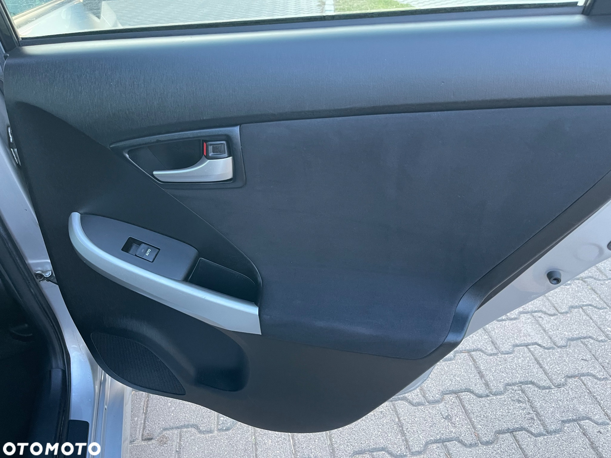 Toyota Prius (Hybrid) Executive - 13