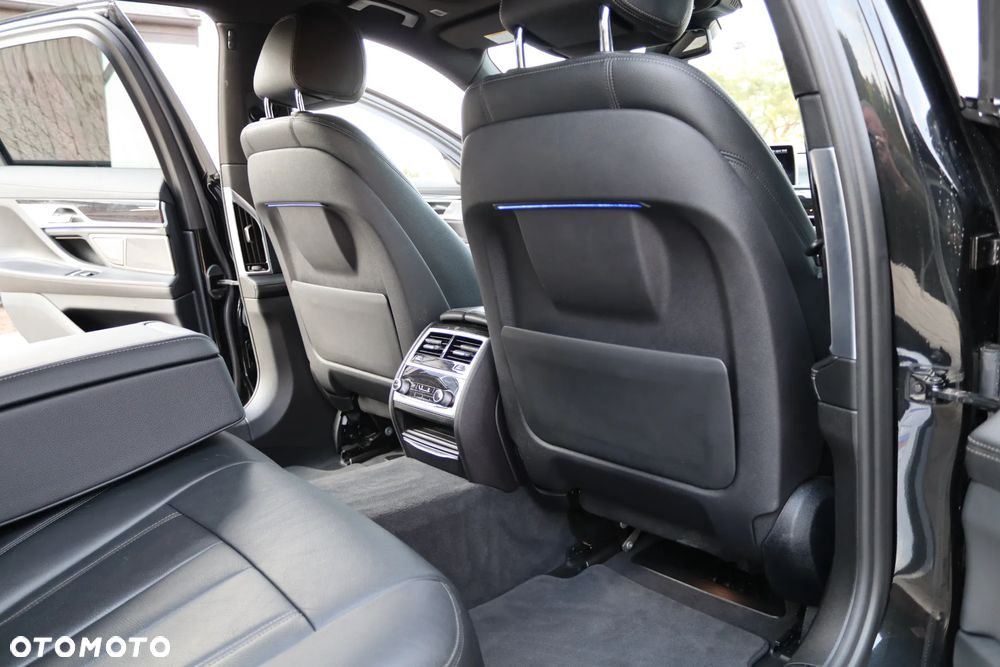 BMW Seria 7 740i - 22