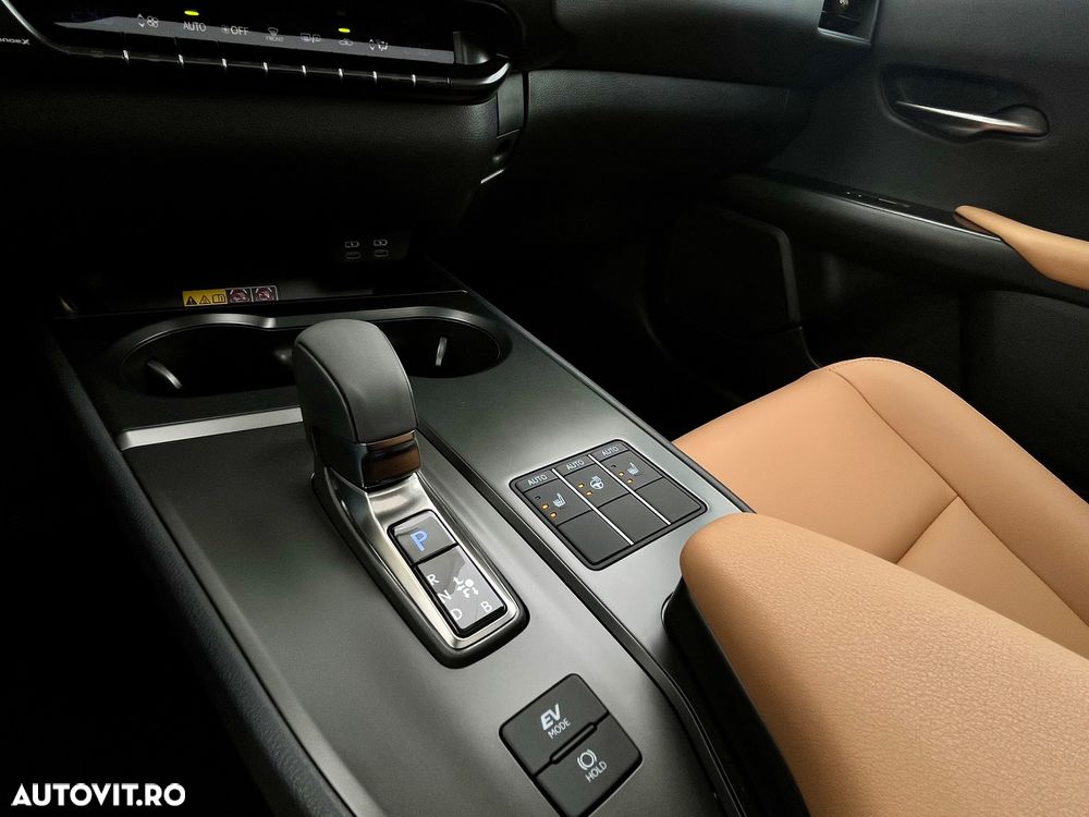 Lexus UX 300h F SPORT Design - 24