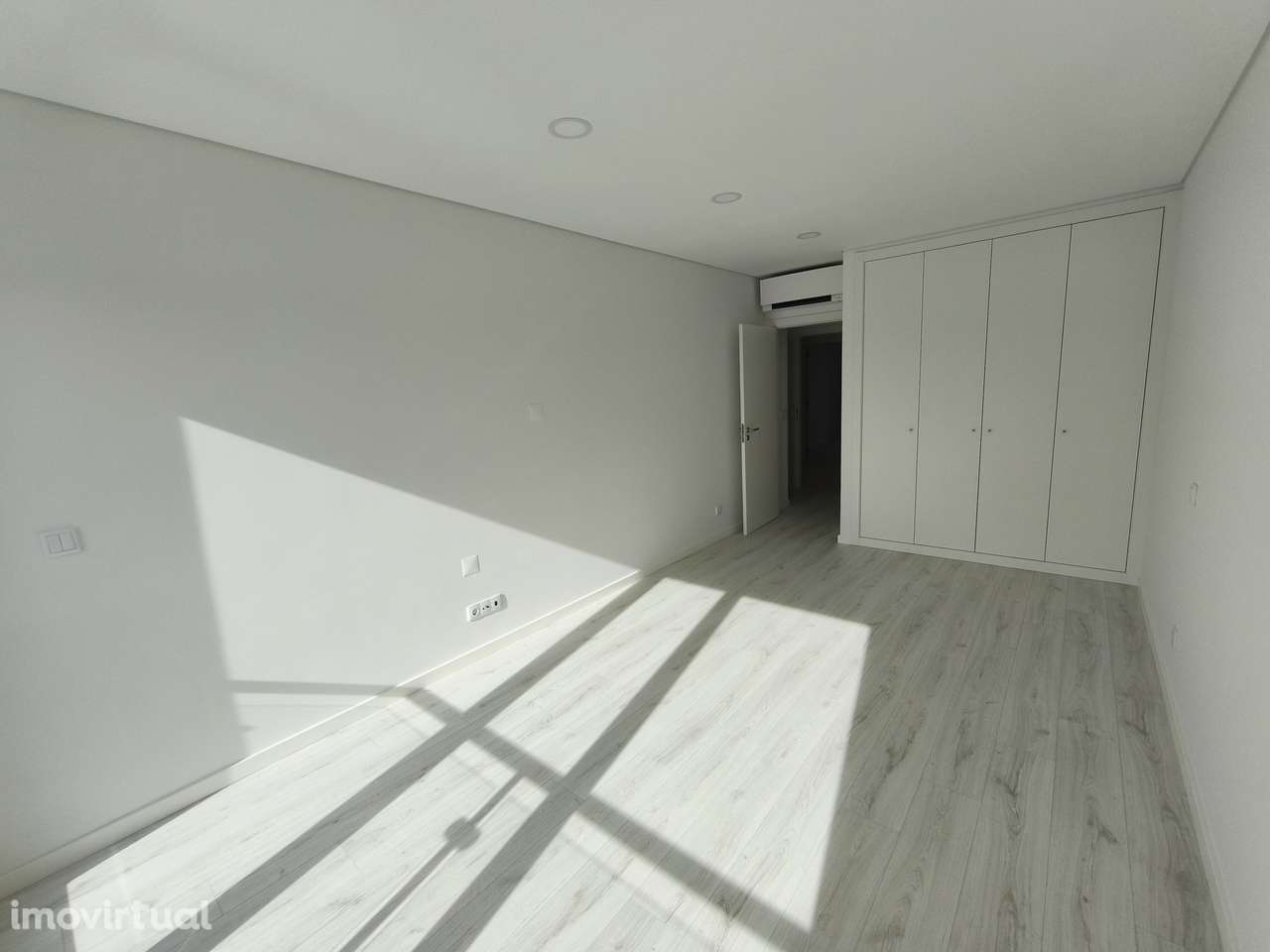 Apartamento T3 Novo c/ Garagem e um parque de Estacionamento - Grande imagem: 4/14