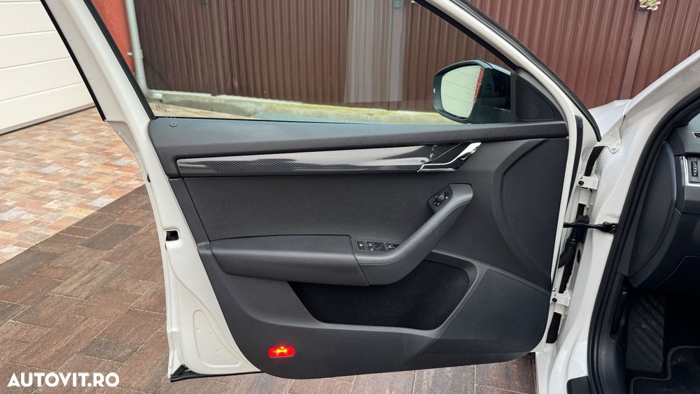 Skoda Octavia Combi 2.0 TDI RS - 23