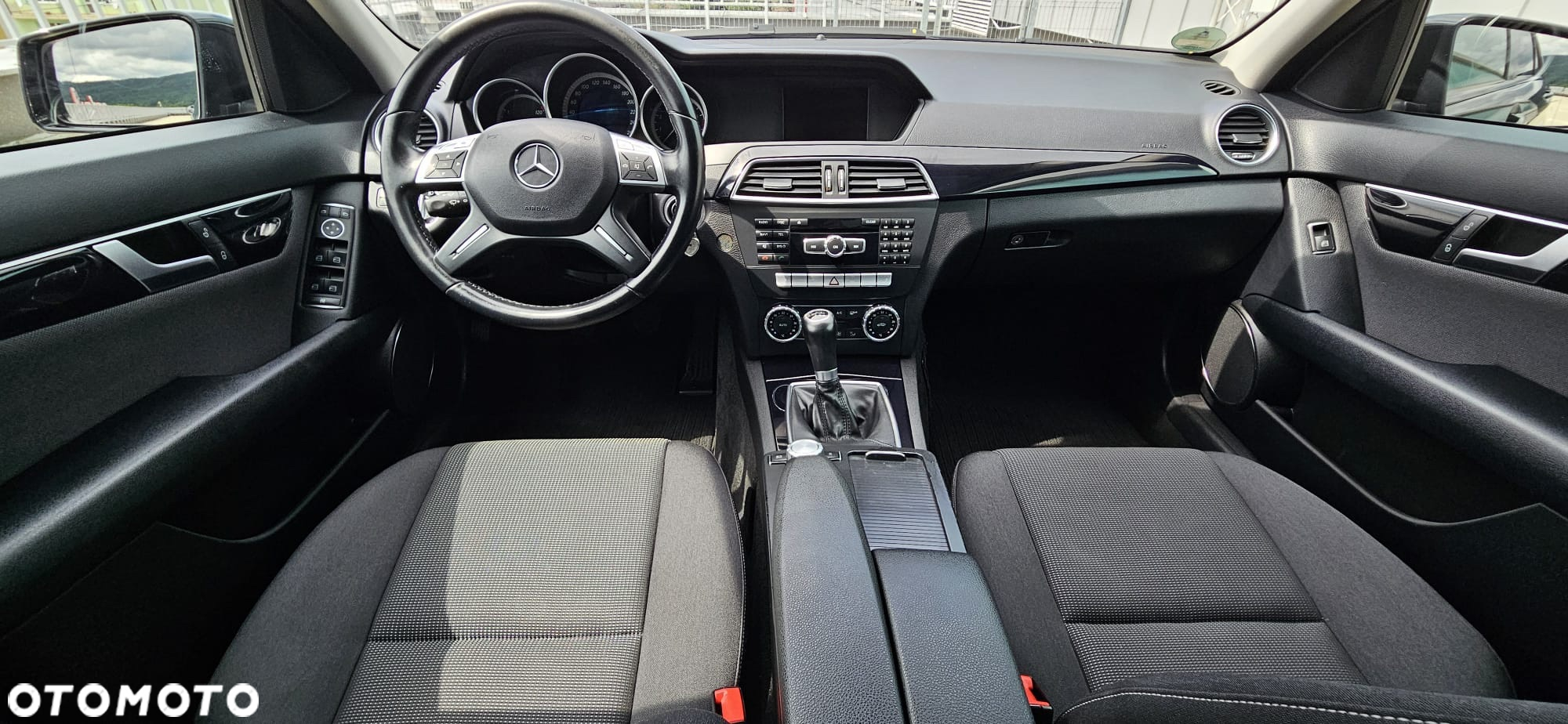 Mercedes-Benz Klasa C 180 CGI BlueEff Avantgarde - 39