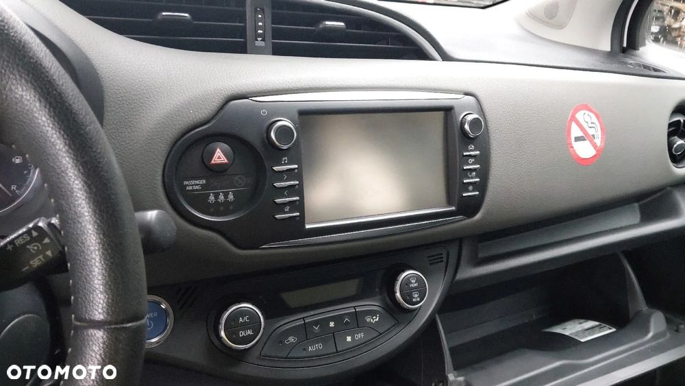 Toyota Yaris Hybrid 100 Premium - 13