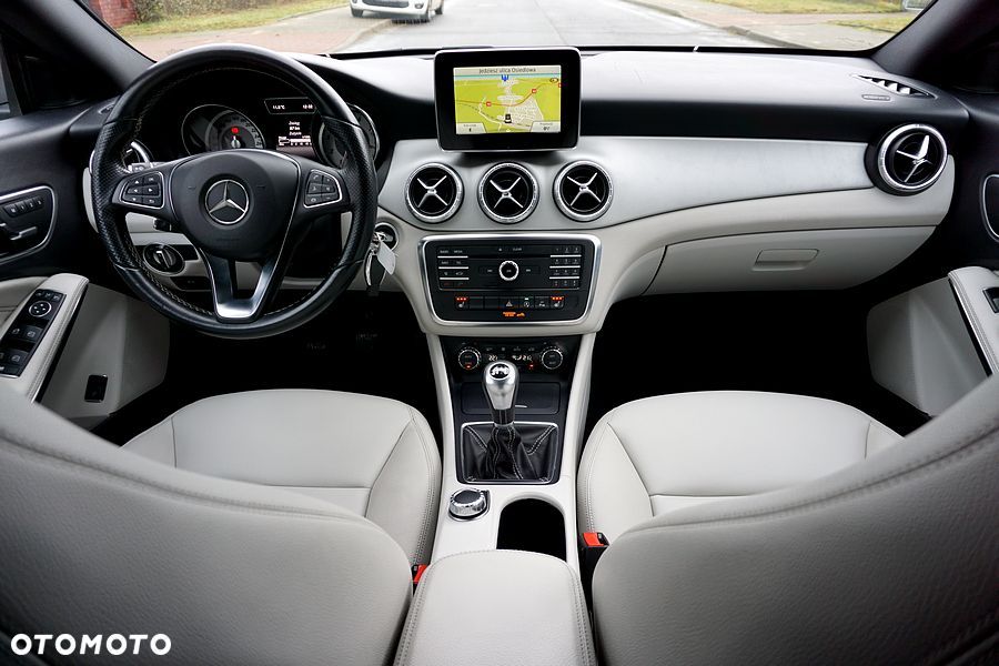 Mercedes-Benz CLA 180 Peak Edition - 32