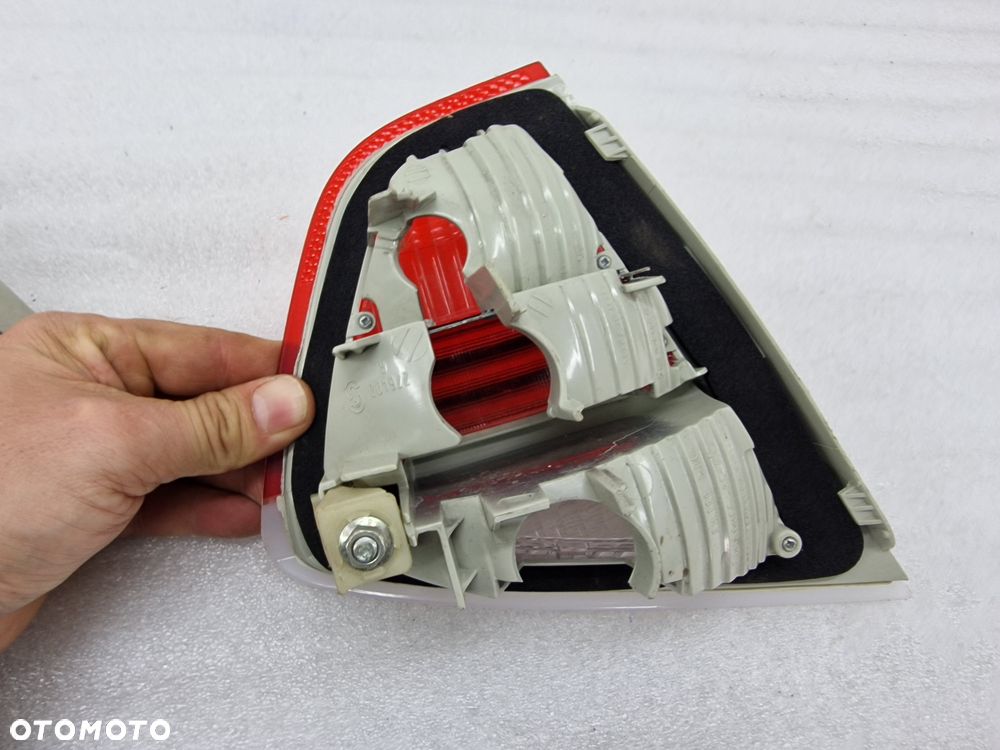 BMW E90 05- LEWA / PRAWA LAMPA W KLAPĘ TYLNA TYLNIA TYŁ , NR 6937459 / 6937460 , NR AUKCJI LMT19 - 13