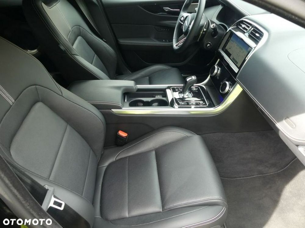 Jaguar XE 2.0 T AWD R-Sport - 14