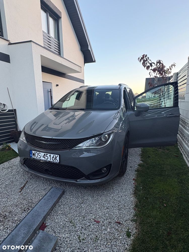 Chrysler Pacifica - 1