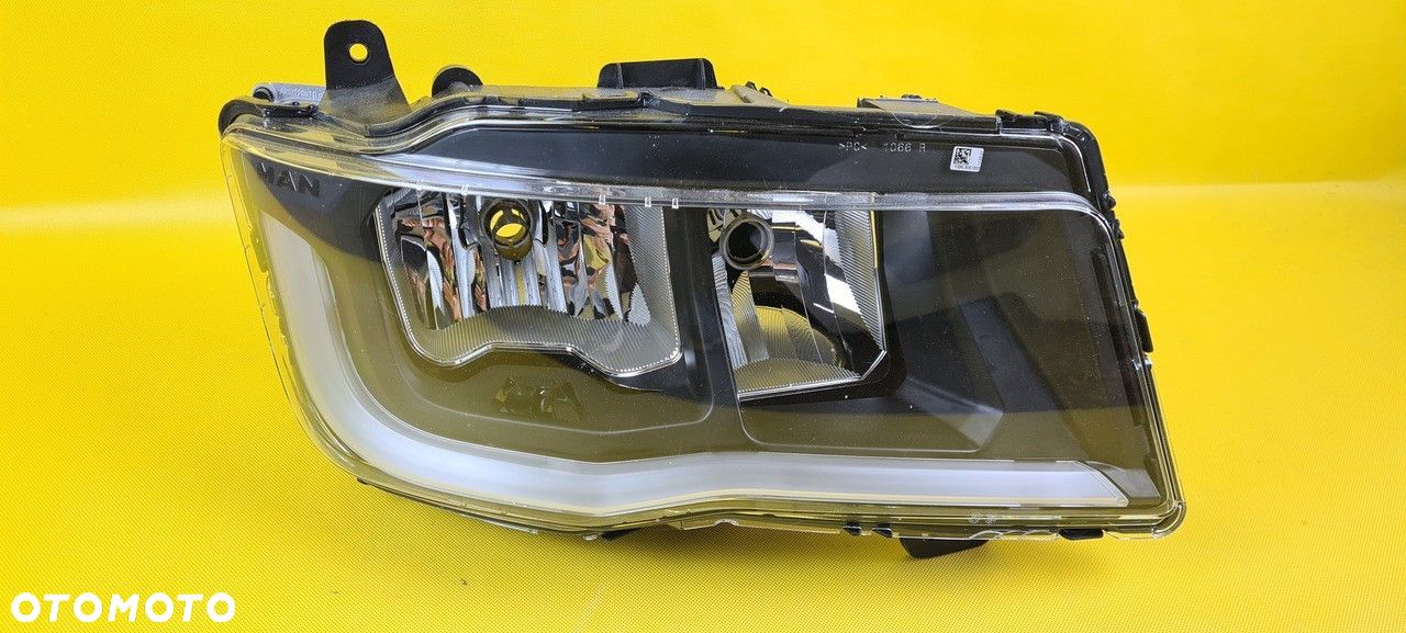 LAMPA REFLEKTOR PRAWY - MAN 81.25101-6738 - 1