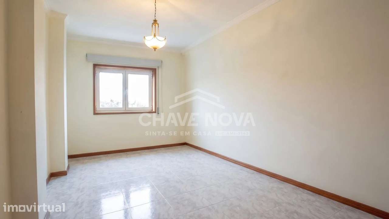 T3 c/ 3 Varandas e Garagem Box em Milheiros de Poiares - Grande imagem: 4/33