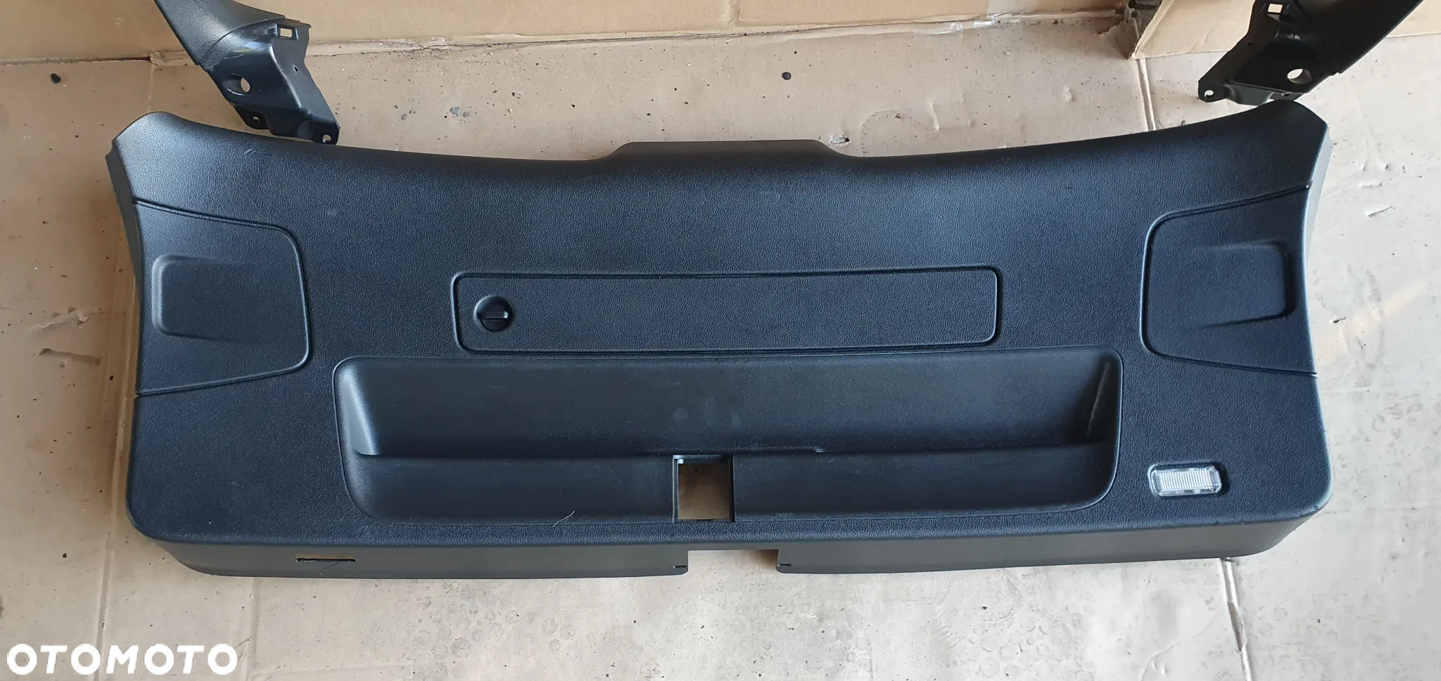 Tapicerka osłona klapy bagażnika Audi A4 B8 8K9867979 - 2